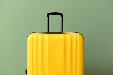 Renkli arkaplanda paketlenmiş bavul