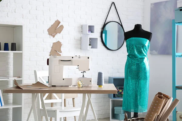 Sewing machine with accessories on tailor's workplace in atelier — Stock Photo, Image