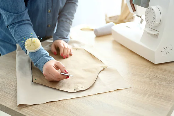 Sarto donna che lavora con modelli di cucito in atelier — Foto Stock