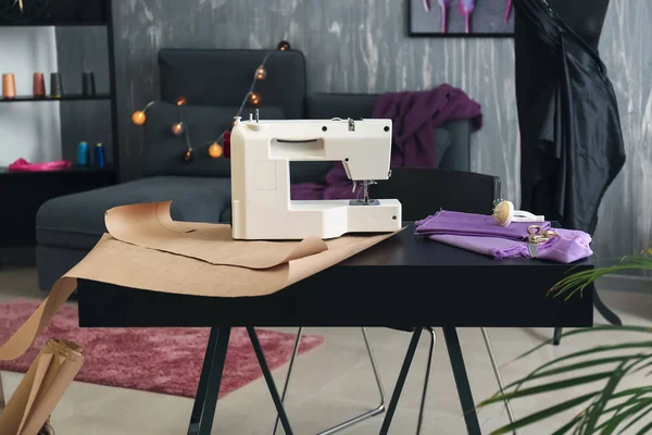 Máquina de costura com acessórios no local de trabalho do alfaiate no atelier — Fotografia de Stock
