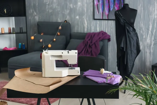 Máquina de costura com acessórios no local de trabalho do alfaiate no atelier — Fotografia de Stock