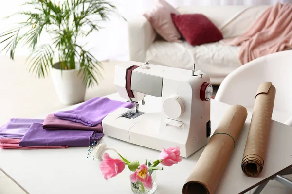 Šicí stroje s textilií a příslušenstvím na pracovišti v ateliéru — Stock fotografie