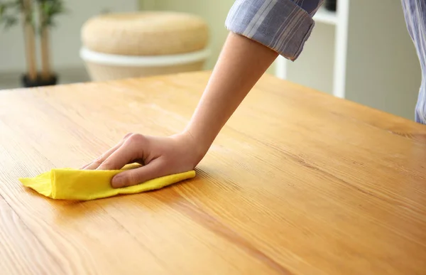 Reiniging meubilair van de vrouw in de kamer — Stockfoto