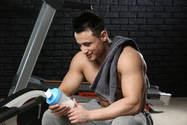 Sporty man with protein shake in gym — Stock Photo, Image