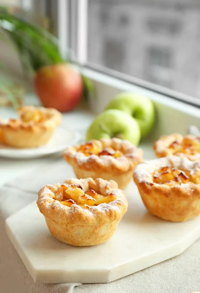 Bordo con gustose torte di mele sul davanzale della finestra — Foto Stock