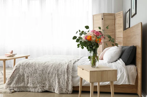 Стильный интерьер комнаты с удобной кроватью и светлыми шторами — стоковое фото