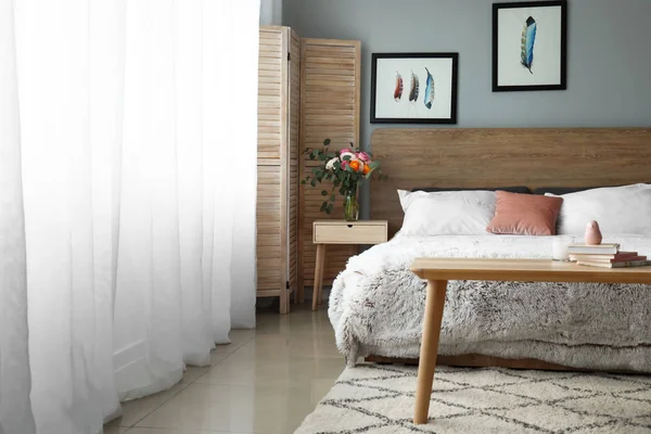 Konforlu yatak ve hafif perdeler ile Oda şık iç — Stok fotoğraf