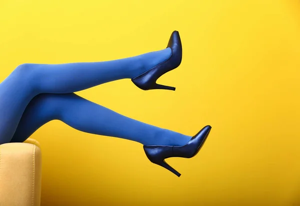 Молодая женщина на стильных высоких каблуках на цветном фоне — стоковое фото