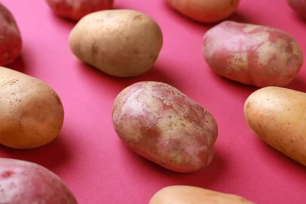 Batatas cruas em fundo de cor — Fotografia de Stock