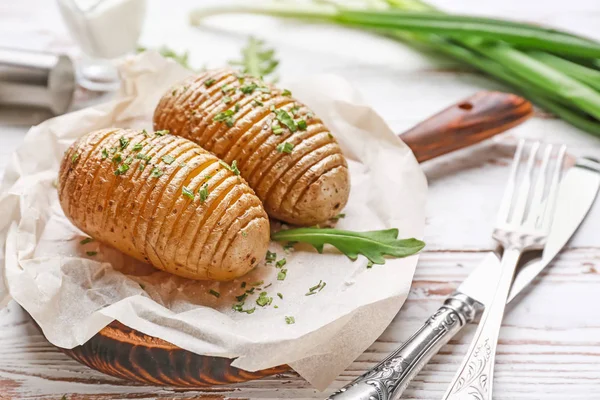 Вкусный картофель на белом деревянном столе — стоковое фото