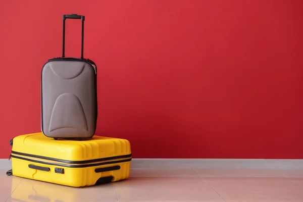 Maletas embaladas cerca de la pared de color — Foto de Stock