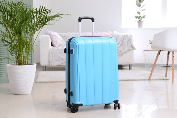 Упакованный чемодан в номере
