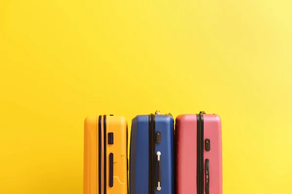 Gepackte Koffer auf farbigem Hintergrund — Stockfoto