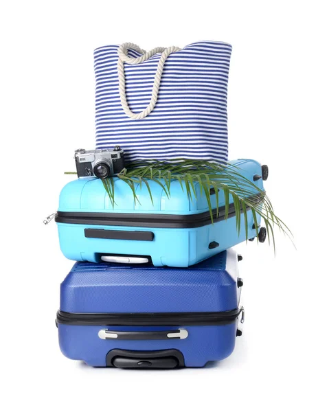 Gepackte Koffer und Strandtasche auf weißem Hintergrund. Reisekonzept — Stockfoto