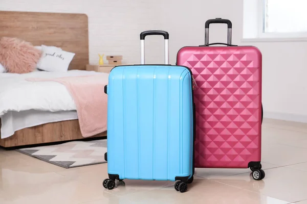 Packed suitcases in bedroom — Stock Photo, Image