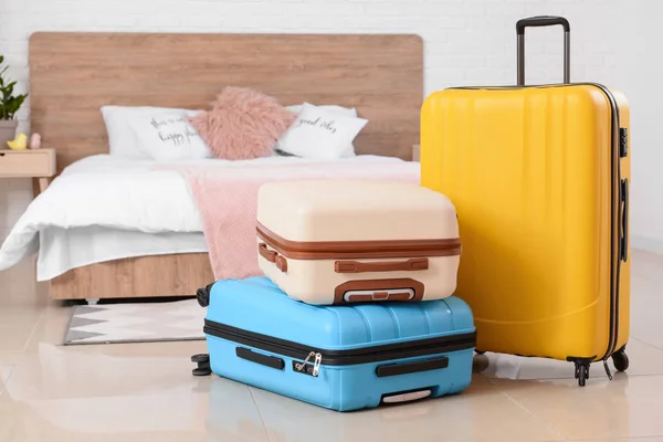 Упаковані валізи в спальні — стокове фото