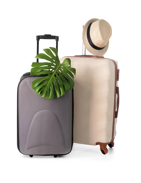 Gepackte Koffer auf weißem Hintergrund. Reisekonzept — Stockfoto