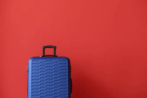 Pakowana walizka na kolorowe tło — Zdjęcie stockowe