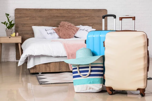 Zabalený kufry, plážový pytel a klobouk v ložnici. Koncepce cestování — Stock fotografie
