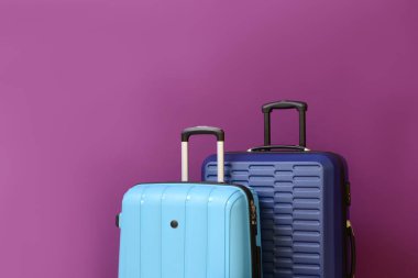 Renk arkaplan üzerine paketlenmiş valizler