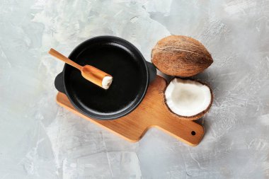 Gri arka planda tava ve Hindistan cevizi yağı ile kompozisyon