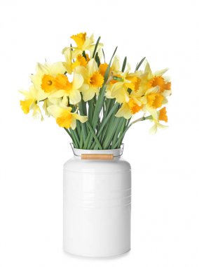 Beyaz arka planda güzel nergisli vazo