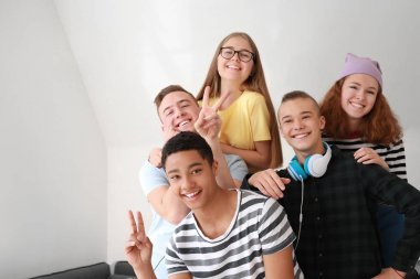 Evde sevimli gençler