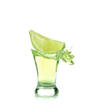 Beyaz arka planda sıçrama ile tekila shot