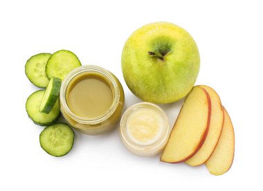 Beyaz arka planda farklı sağlıklı bebek maması ile kavanozlar