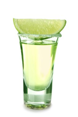 Beyaz arka planda tekila vurdu