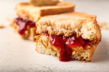 Fıstık ezmesi ve masa üzerinde Jam ile sandviçler, kapatmak
