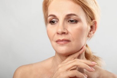 Açık renkli güzel Olgun kadın portresi