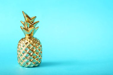 Renkli arka planda dekoratif altın ananas