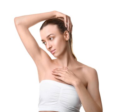 Beyaz arka planda epilasyondan sonra güzel genç kadın