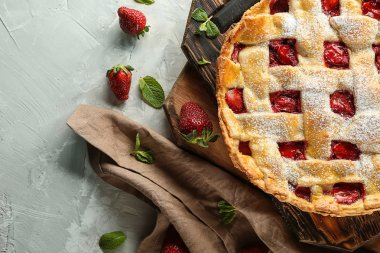 Gri arka planda lezzetli çilek pasta