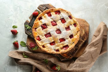 Gri arka planda lezzetli çilek pasta