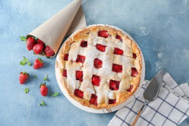 Renkli arkaplanda lezzetli çilekli turta