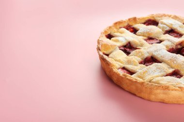 Renkli arkaplanda lezzetli çilekli turta