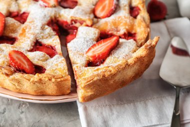 Masada lezzetli çilekli turta, yakın plan.