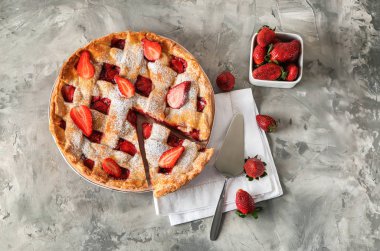 Gri arka planda lezzetli çilek pasta