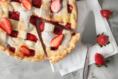 Gri arka planda lezzetli çilek pasta