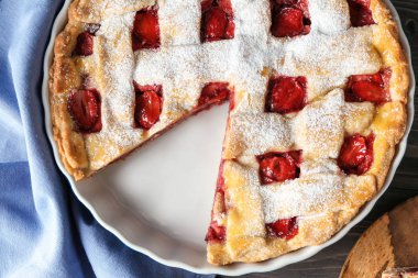 Masada lezzetli çilekli turta