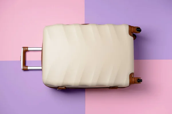 Renkli arkaplanda paketlenmiş bavul — Stok fotoğraf