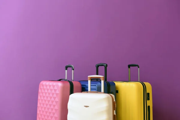 Zapakowane walizki na tle koloru — Zdjęcie stockowe