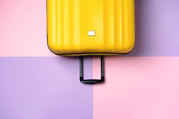 Valise emballée sur fond de couleur — Photo