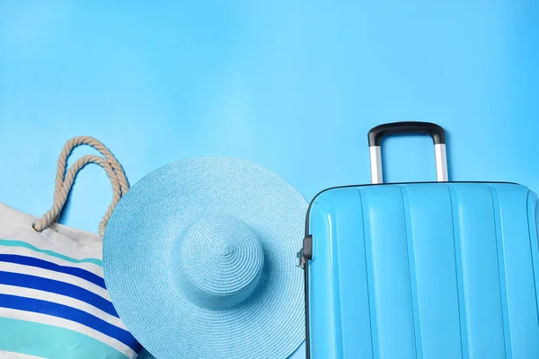 Koffer, Strandtasche und Hut auf farbigem Hintergrund. Reisekonzept — Stockfoto