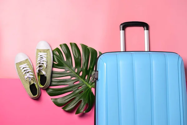 가방, 신발과 열 대 잎 색 배경입니다. 여행 컨셉 — 스톡 사진