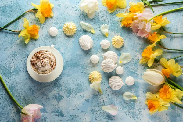 Όμορφα λουλούδια, γλυκά και φλιτζάνι καφέ στο φόντο του χρώματος — Φωτογραφία Αρχείου