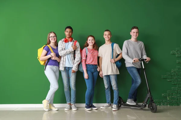 Skupina teenagerů v blízkosti barevné zdi — Stock fotografie