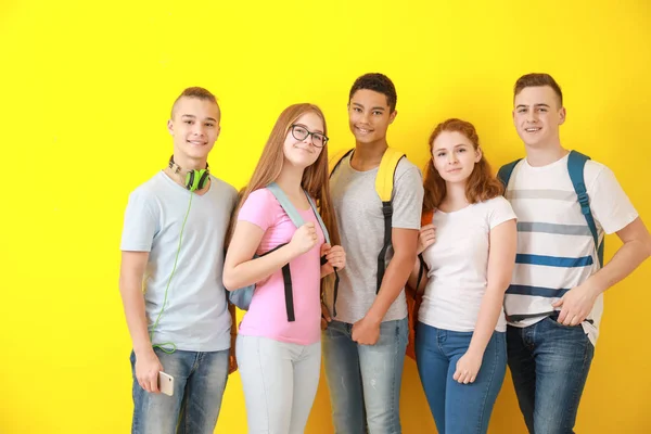 Grupo de adolescentes em fundo de cor — Fotografia de Stock